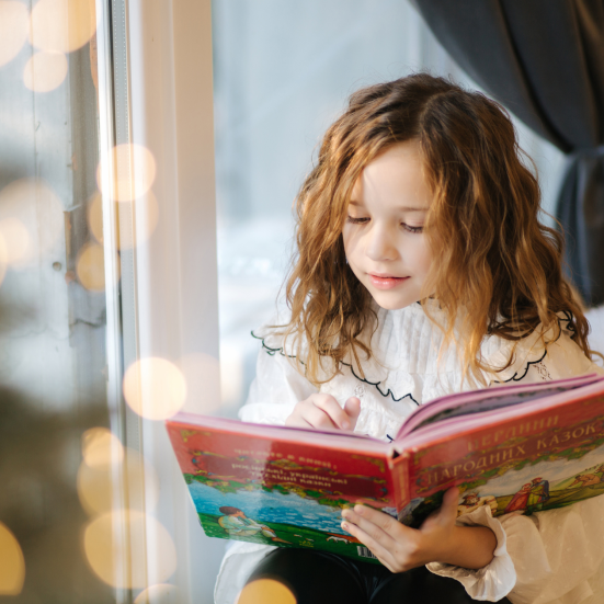 Pige læser i julebog