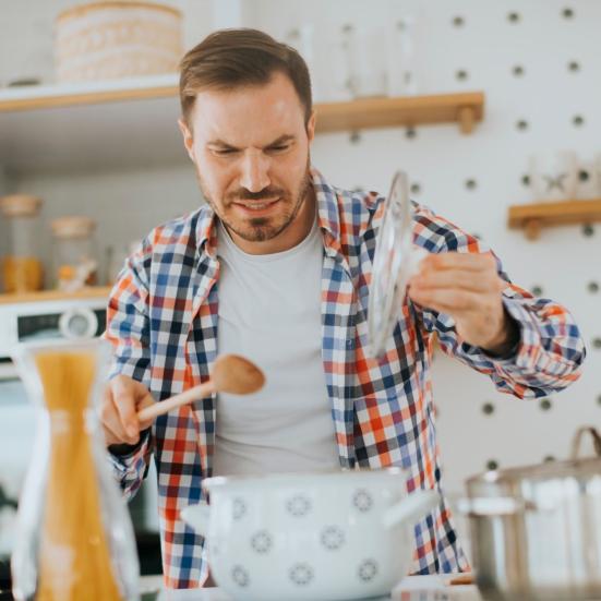 En mand er i panik over hvad han finder i sin gryde. 