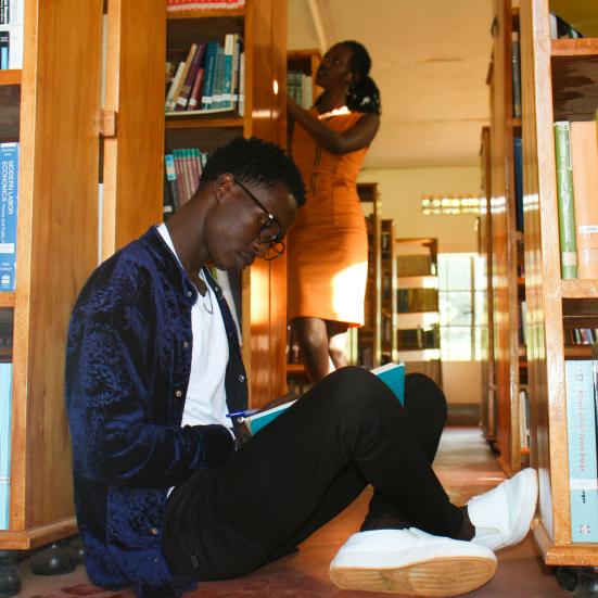 to afrikanere på et bibliotek, den ene læser