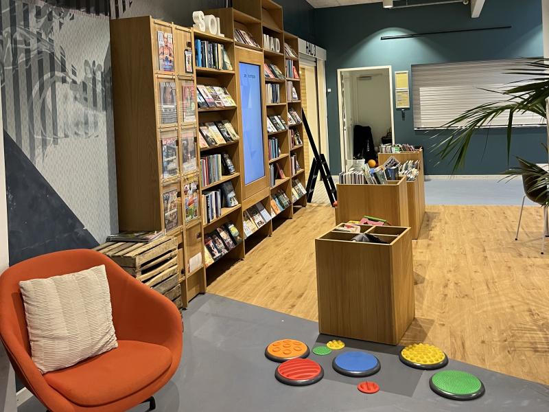Billede af Arena Bogcafé, et mini-bibliotek med magasiner og bøger til børn og voksne