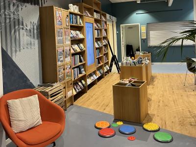 Billede af Arena Bogcafé, et mini-bibliotek med magasiner og bøger til børn og voksne