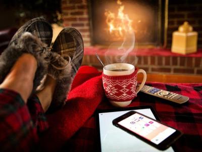 Familie ser en julefilm sammen