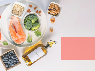 tallerken med laks, olie, nødder og blåbær