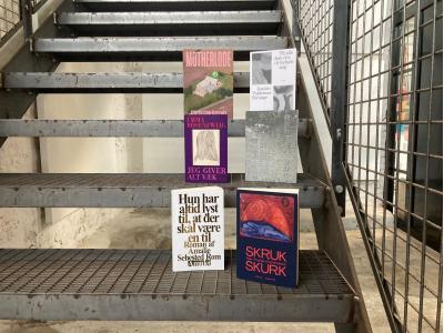 De seks bøger placeret på trappe