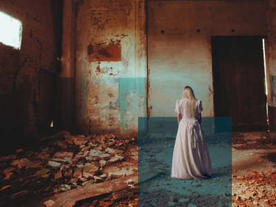 kvinde med ryggen til i forladt hus