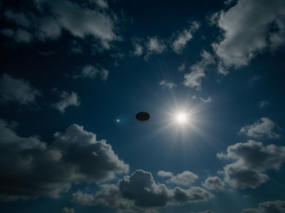 AI-genereret billede af lille ufo tæt på solen på himlen