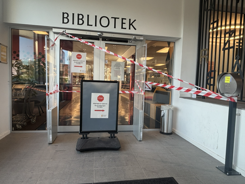 Foto af spærret indgang på Aabenraa Bibliotek
