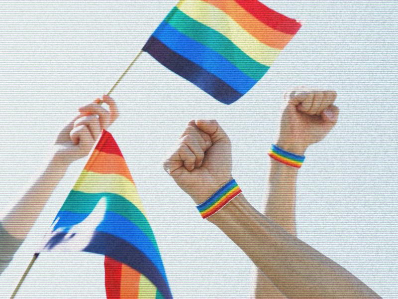 Tre hævede knytnæver med regnbuearmbånd, én holder et Pride-flag.