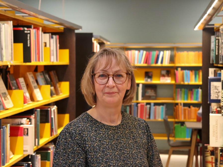 Billede af Rita Johannsen, kulturmedarbejder. Rita har lyst brunt skulderlangt hår og briller.