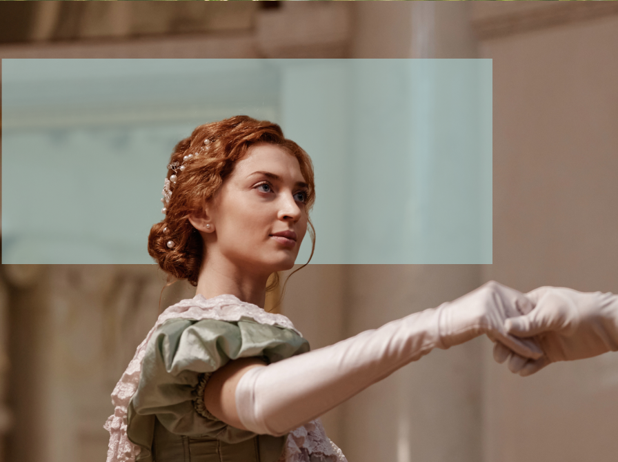 Kvinde i Regency-stil der tager imod fremstrakt hånd til dans