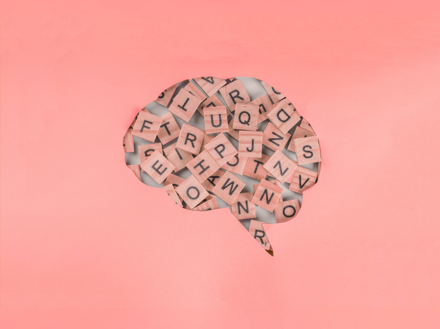 Hjernefigur med bogstaver indeni